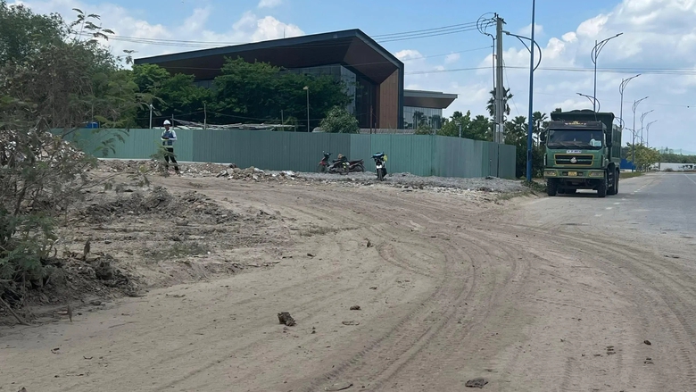 Thi c&ocirc;ng dự &aacute;n ngh&igrave;n tỷ, Unicons c&ugrave;ng thầu phụ buộc phải dọn b&ugrave;n đổ bậy- Ảnh 2.