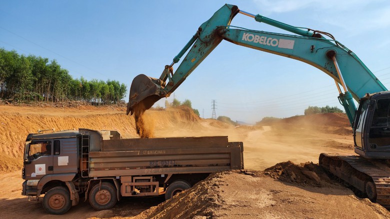 Cao tốc Quảng Ng&atilde;i - Ho&agrave;i Nhơn: Mặt bằng chưa th&ocirc;ng, đất đắp vẫn thiếu- Ảnh 5.