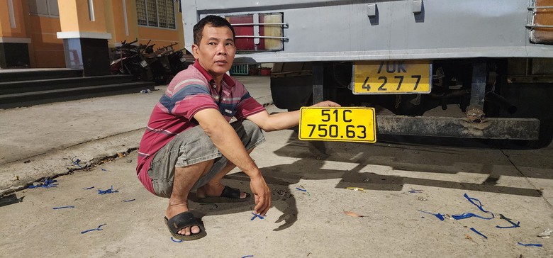 Tạm giữ tài xế dùng xe biển số giả, vận chuyển hơn 29.600 gói thuốc lá lậu- Ảnh 1. Tạm giữ tài xế dùng xe biển số giả, vận chuyển hơn 29.600 gói thuốc lá lậu- Ảnh 1.