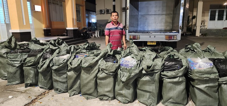 Tạm giữ tài xế dùng xe biển số giả, vận chuyển hơn 29.600 gói thuốc lá lậu- Ảnh 2. Tạm giữ tài xế dùng xe biển số giả, vận chuyển hơn 29.600 gói thuốc lá lậu- Ảnh 2.