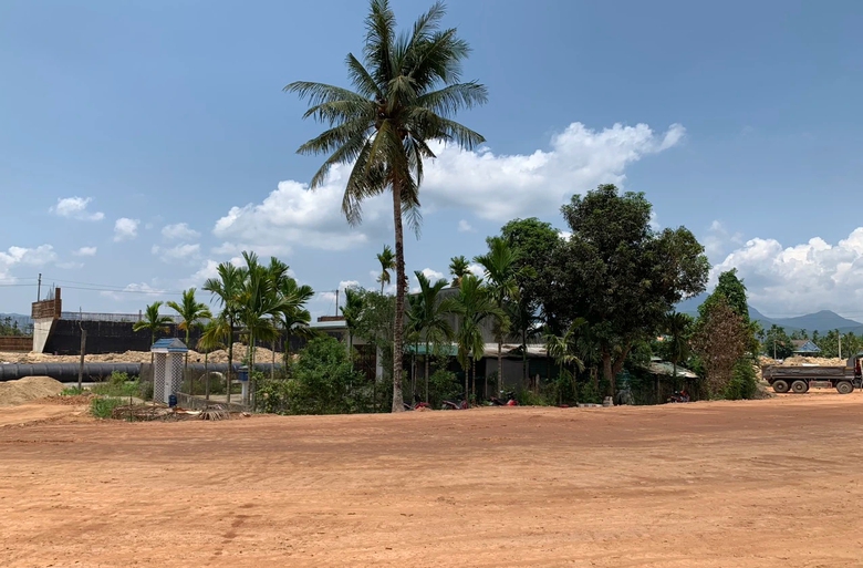 Cao tốc Quảng Ng&atilde;i - Ho&agrave;i Nhơn: Mặt bằng chưa th&ocirc;ng, đất đắp vẫn thiếu- Ảnh 2.