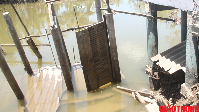 Sạt lở tuyến k&ecirc;nh x&aacute;ng Bạc Li&ecirc;u - C&agrave; Mau: Nh&agrave; ch&igrave;m nghỉm trong t&iacute;ch tắc- Ảnh 2.