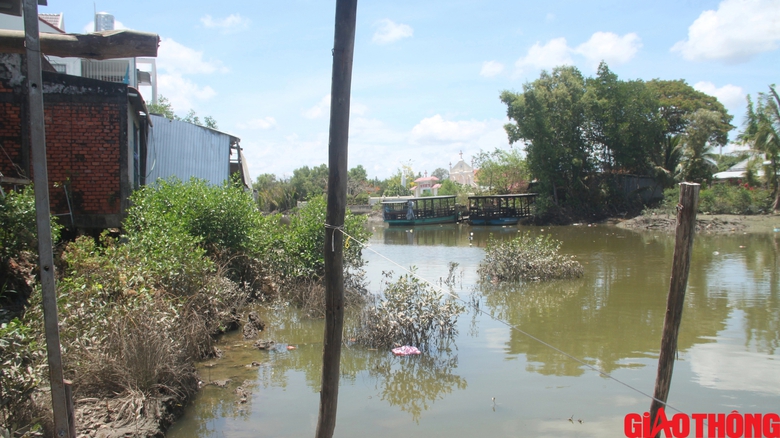 Sạt lở tuyến k&ecirc;nh x&aacute;ng Bạc Li&ecirc;u - C&agrave; Mau: Nh&agrave; ch&igrave;m nghỉm trong t&iacute;ch tắc- Ảnh 4.