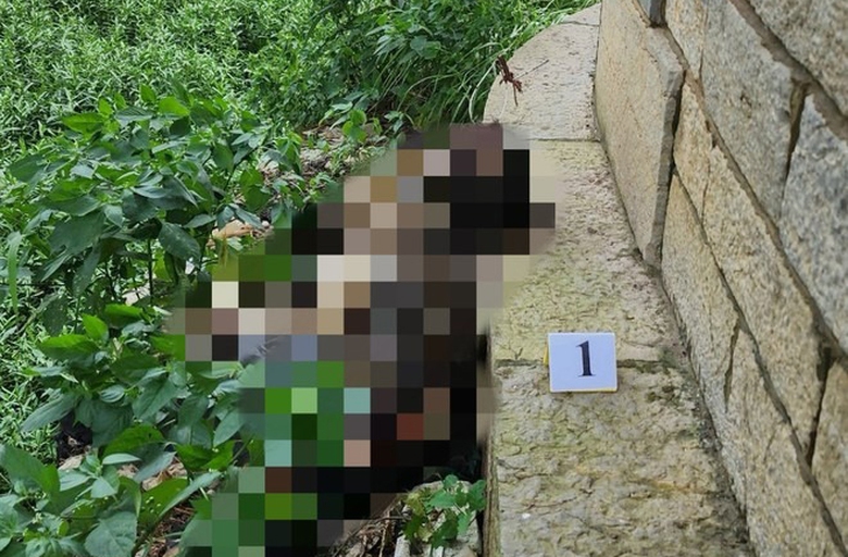 Phát hiện thi thể đã khô dưới chân cầu Long Biên- Ảnh 1. Phát hiện thi thể đã khô dưới chân cầu Long Biên- Ảnh 1.