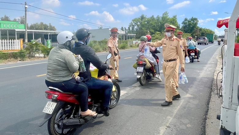 CSGT &ldquo;thức cho d&acirc;n ngủ, g&aacute;c cho d&acirc;n vui chơi&rdquo;- Ảnh 3.