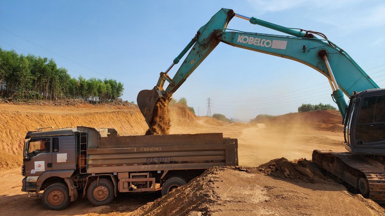 Xử l&yacute; dứt điểm vướng mắc mặt bằng, mỏ vật liệu, gỡ tiến độ cao tốc qua Quảng Ng&atilde;i- Ảnh 4.
