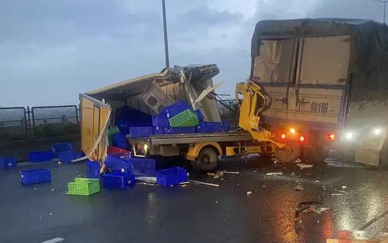 Tai nạn 2 xe tải tr&ecirc;n cầu Thanh Tr&igrave; khiến đường V&agrave;nh đai 3 &ugrave;n tắc k&eacute;o d&agrave;i