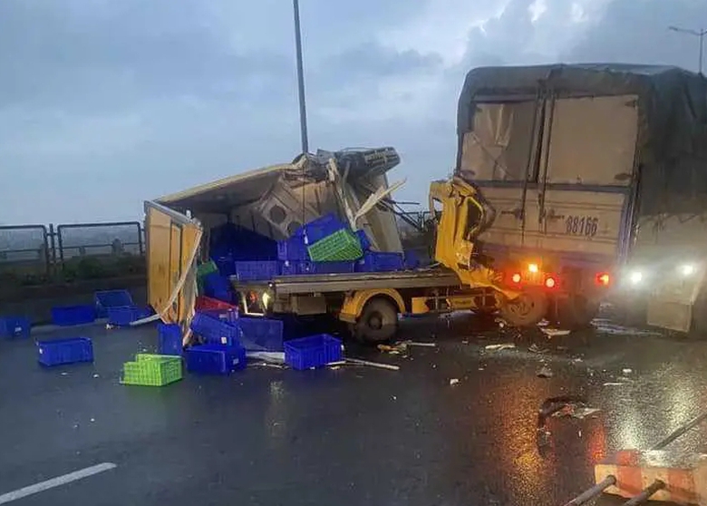 Tai nạn 2 xe tải tr&ecirc;n cầu Thanh Tr&igrave; khiến đường V&agrave;nh đai 3 &ugrave;n tắc k&eacute;o d&agrave;i- Ảnh 1.