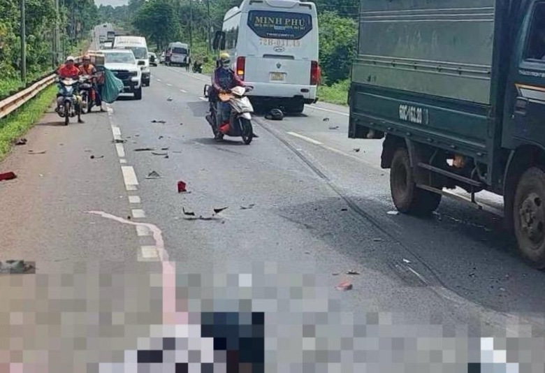 Va chạm với xe kh&aacute;ch, nam thanh ni&ecirc;n tử vong thương t&acirc;m- Ảnh 1.