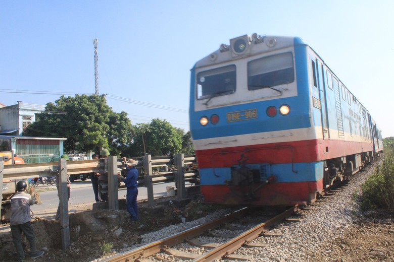 Năm 2025, Nam Định sẽ xóa bỏ 100% đường ngang trái phép qua đường sắt- Ảnh 1. Năm 2025, Nam Định sẽ xóa bỏ 100% đường ngang trái phép qua đường sắt- Ảnh 1.