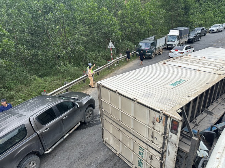 Xe tải lật chắn ngang đường Hồ Ch&iacute; Minh, giao th&ocirc;ng &aacute;ch tắc- Ảnh 1.