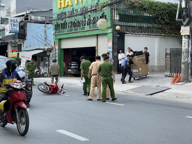 Va chạm với &ocirc; t&ocirc; b&aacute;n tải, người phụ nữ ng&atilde; xuống đường tử vong- Ảnh 1.