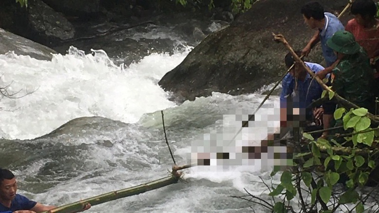 T&igrave;m thấy thi thể nạn nh&acirc;n bị mưa lũ cuốn tr&ocirc;i khi qua suối ở Lai Ch&acirc;u- Ảnh 1.