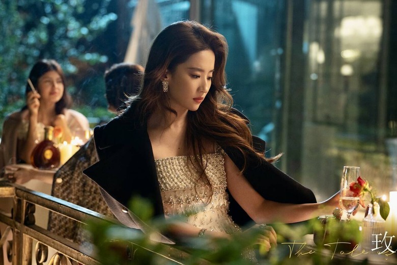 "C&acirc;u chuyện hoa hồng" li&ecirc;n tiếp ph&aacute; kỷ lục về độ hot, Lưu Diệc Phi bỏ t&uacute;i hơn 87 tỷ đồng - Ảnh 1.