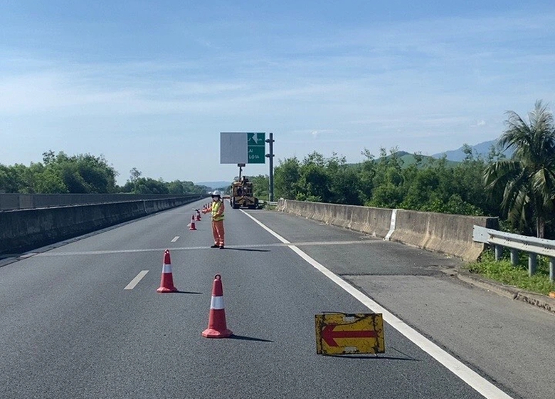 Khắc phục nhanh c&aacute;c biển b&aacute;o hư hỏng tr&ecirc;n cao tốc Đ&agrave; Nẵng - Quảng Ng&atilde;i- Ảnh 3.