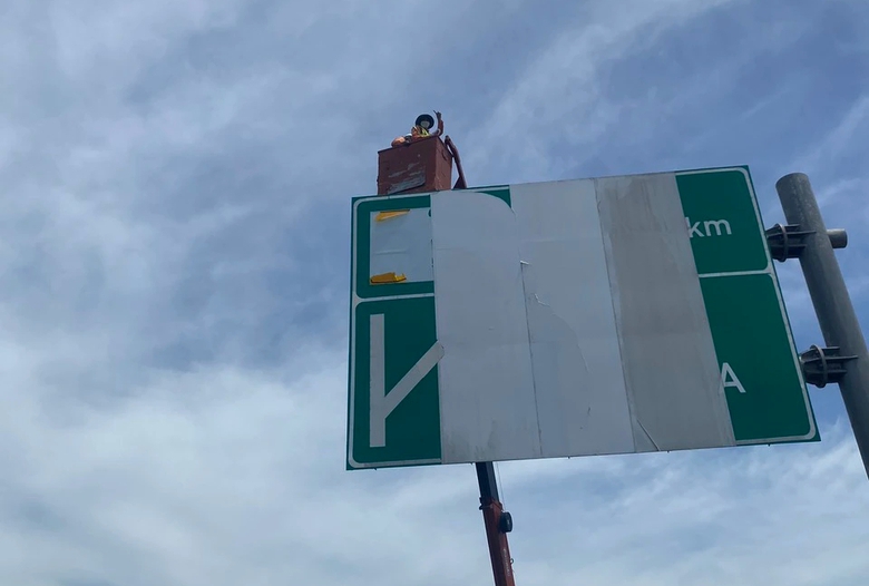 Khắc phục nhanh c&aacute;c biển b&aacute;o hư hỏng tr&ecirc;n cao tốc Đ&agrave; Nẵng - Quảng Ng&atilde;i- Ảnh 1.