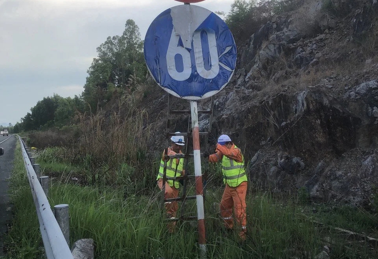 Khắc phục nhanh c&aacute;c biển b&aacute;o hư hỏng tr&ecirc;n cao tốc Đ&agrave; Nẵng - Quảng Ng&atilde;i- Ảnh 4.