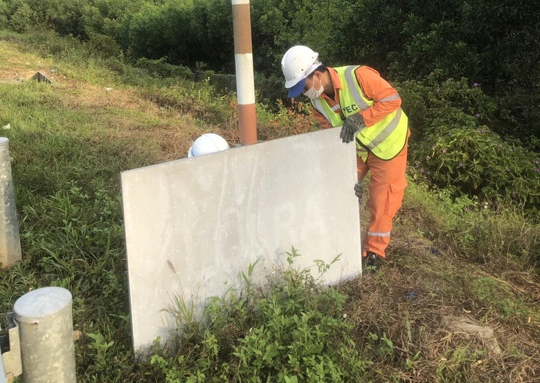 Khắc phục nhanh c&aacute;c biển b&aacute;o hư hỏng tr&ecirc;n cao tốc Đ&agrave; Nẵng - Quảng Ng&atilde;i- Ảnh 5.