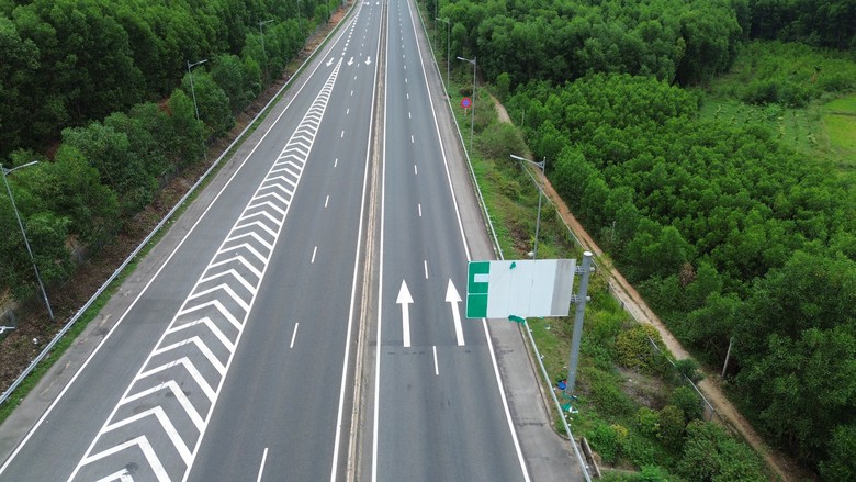 Khắc phục nhanh c&aacute;c biển b&aacute;o hư hỏng tr&ecirc;n cao tốc Đ&agrave; Nẵng - Quảng Ng&atilde;i- Ảnh 2.