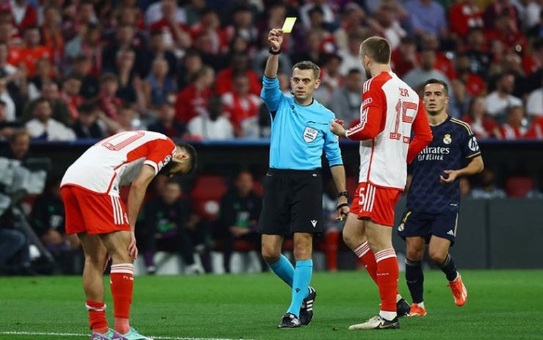 "&Ocirc;ng vua r&uacute;t thẻ" cầm c&ograve;i trong trận khai mạc EURO 2024 l&agrave; ai?- Ảnh 1.