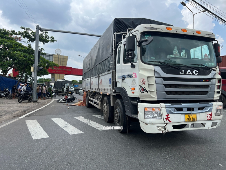 Xe tải &ocirc;m cua c&aacute;n tr&uacute;ng xe m&aacute;y, c&ocirc; g&aacute;i tử vong tại chỗ- Ảnh 1.