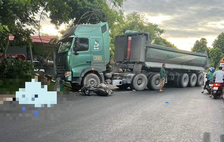 Xe đầu k&eacute;o va chạm với người đi bộ v&agrave; xe m&aacute;y, 1 người tử vong- Ảnh 1.