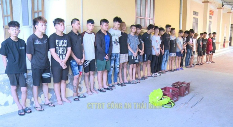 Khởi tố 15 đối tượng thường bịt mặt, đội mũ trùm đầu mang hung khí đi xe máy gây náo loạn- Ảnh 1. Khởi tố 15 đối tượng thường bịt mặt, đội mũ trùm đầu mang hung khí đi xe máy gây náo loạn- Ảnh 1.