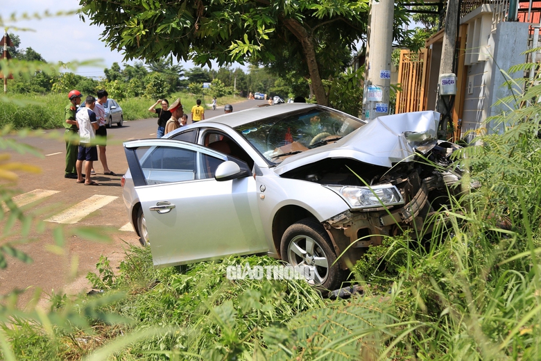 Tai nạn li&ecirc;n ho&agrave;n, &ocirc; t&ocirc; k&eacute;o l&ecirc; xe m&aacute;y 200m- Ảnh 4.