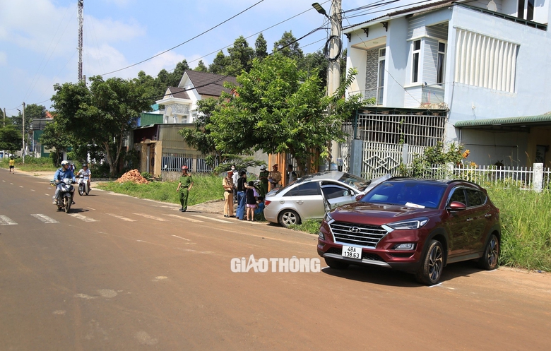 Tai nạn li&ecirc;n ho&agrave;n, &ocirc; t&ocirc; k&eacute;o l&ecirc; xe m&aacute;y 200m- Ảnh 5.