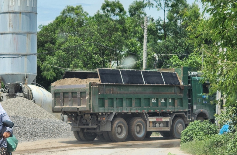 Nam Định: Đường đ&ecirc; "oằn m&igrave;nh" dưới b&aacute;nh h&agrave;ng đo&agrave;n xe tải phục vụ dự &aacute;n- Ảnh 1.