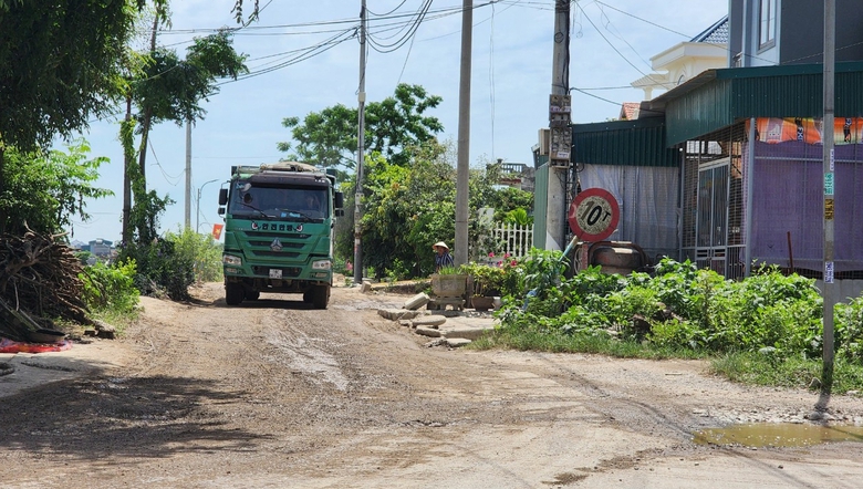 Nam Định: Đường đ&ecirc; "oằn m&igrave;nh" dưới b&aacute;nh h&agrave;ng đo&agrave;n xe tải phục vụ dự &aacute;n- Ảnh 2.