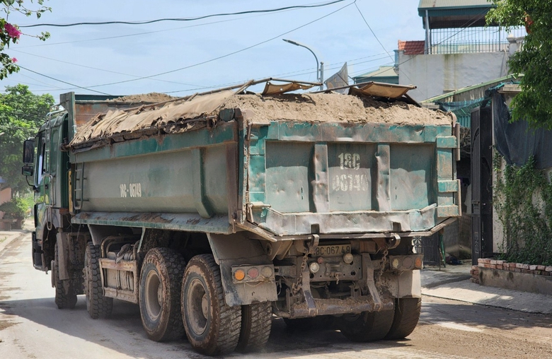 Nam Định: Đường đ&ecirc; "oằn m&igrave;nh" dưới b&aacute;nh h&agrave;ng đo&agrave;n xe tải phục vụ dự &aacute;n- Ảnh 3.