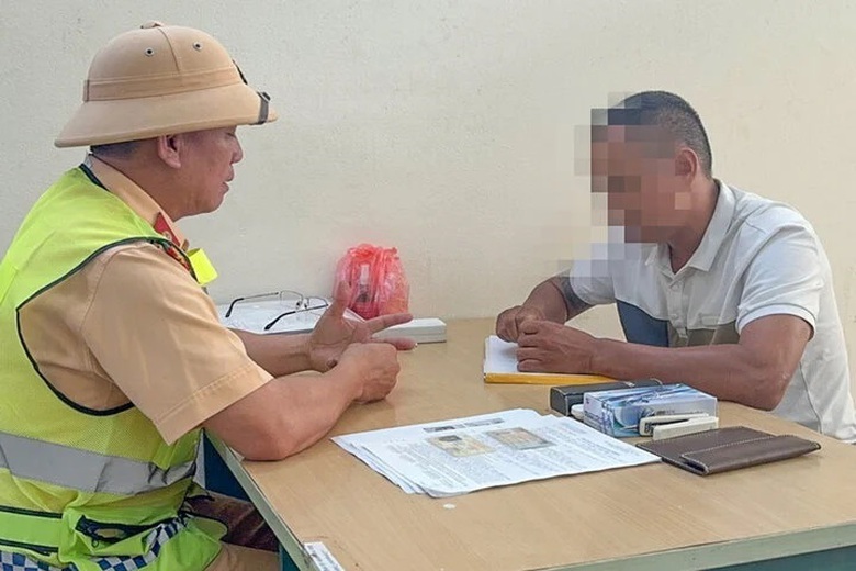 2 lái xe đi ngược chiều trên cao tốc Nội Bài - Lào Cai bị xử phạt thế nào?- Ảnh 1. 2 lái xe đi ngược chiều trên cao tốc Nội Bài - Lào Cai bị xử phạt thế nào?- Ảnh 1.