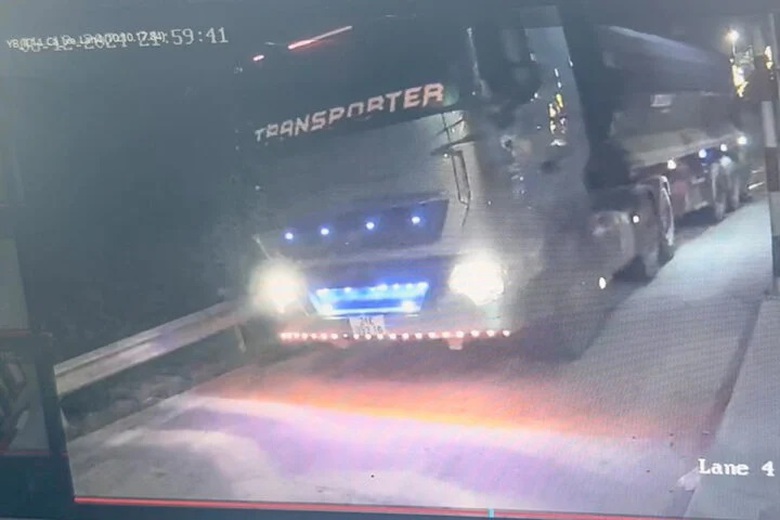 2 lái xe đi ngược chiều trên cao tốc Nội Bài - Lào Cai bị xử phạt thế nào?- Ảnh 2. 2 lái xe đi ngược chiều trên cao tốc Nội Bài - Lào Cai bị xử phạt thế nào?- Ảnh 2.