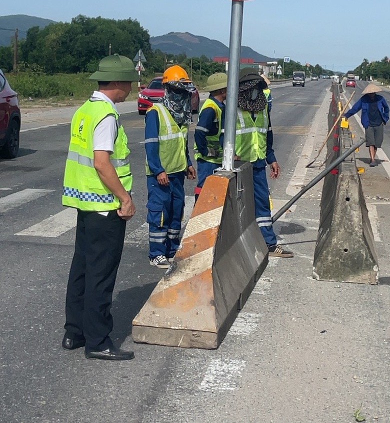 Thu hẹp điểm mở dải ph&acirc;n c&aacute;ch giữa nơi xảy ra TNGT khiến 3 người tử vong- Ảnh 1.