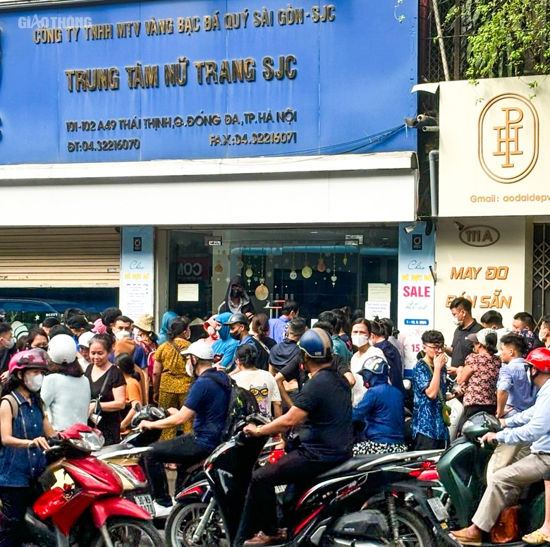 SJC bất ngờ đ&oacute;ng cửa, kh&aacute;ch mua v&agrave;ng miếng lẫn nữ trang c&ugrave;ng ngậm ng&ugrave;i ra về- Ảnh 1.