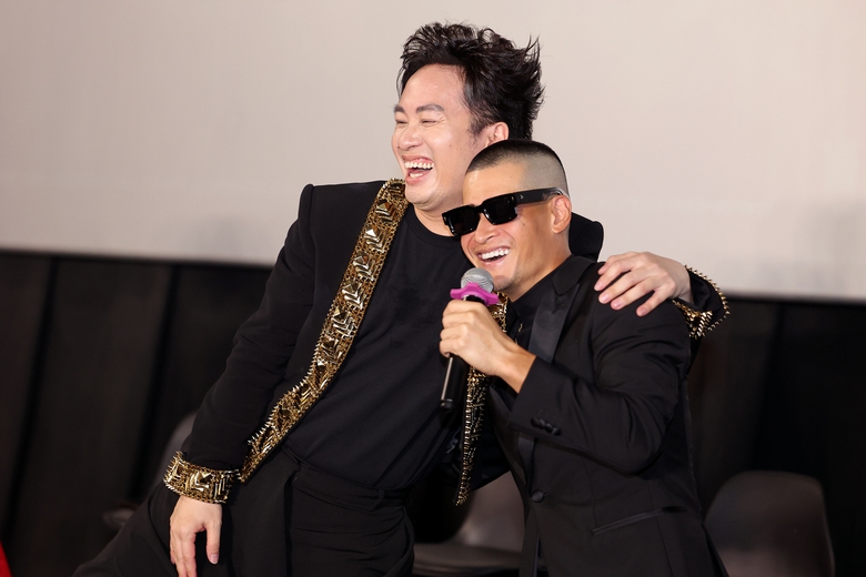 Ca sĩ T&ugrave;ng Dương khiến kh&aacute;n giả "nổi da g&agrave;" với MV C&aacute;nh chim Phượng Ho&agrave;ng- Ảnh 5.