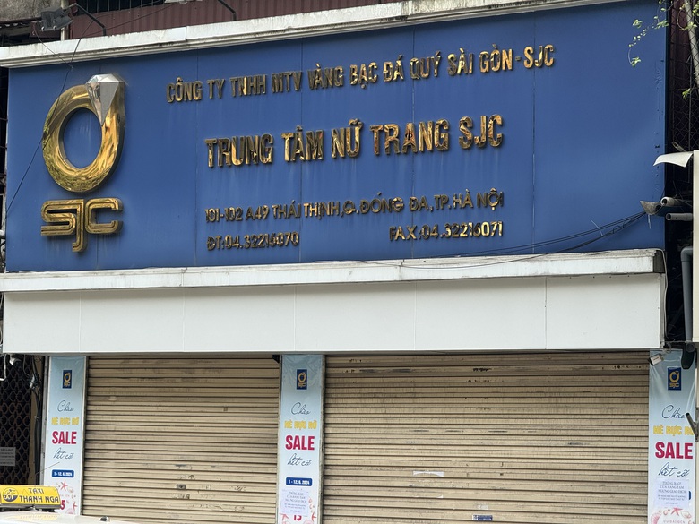 SJC bất ngờ đ&oacute;ng cửa, kh&aacute;ch mua v&agrave;ng miếng lẫn nữ trang c&ugrave;ng ngậm ng&ugrave;i ra về- Ảnh 2.