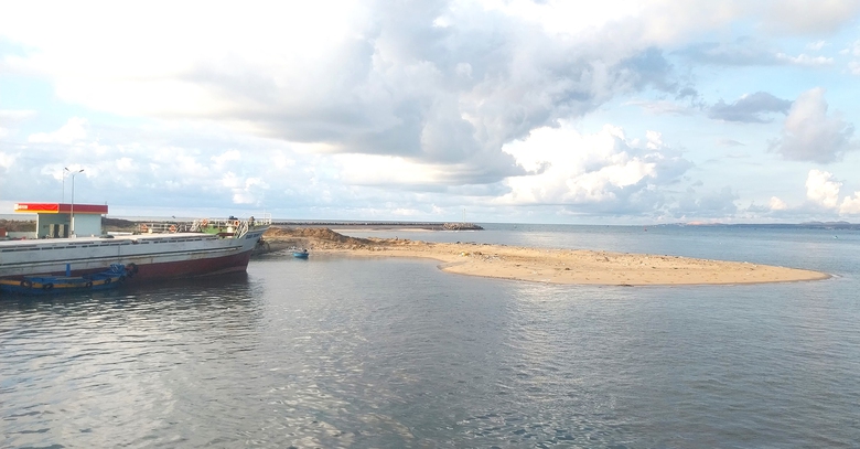 Lo t&agrave;u mắc cạn khi v&agrave;o cảng Phan Thiết- Ảnh 1.