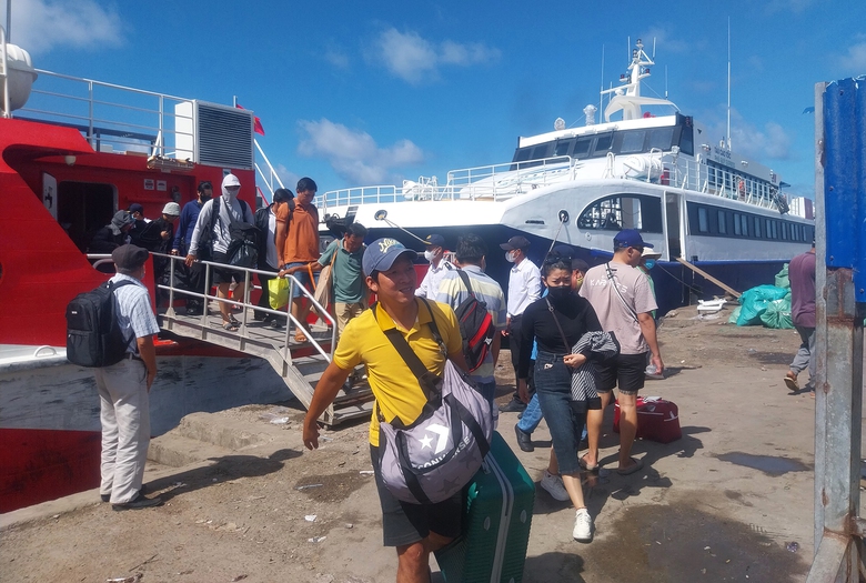 Lo t&agrave;u mắc cạn khi v&agrave;o cảng Phan Thiết- Ảnh 2.