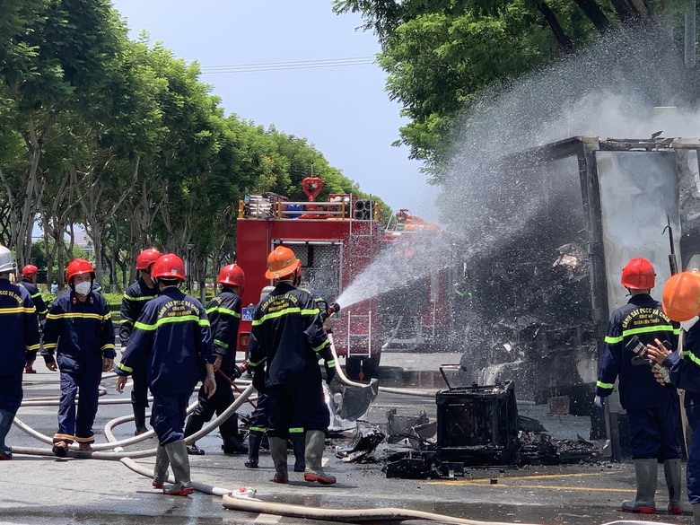 Xe tải ph&aacute;t hỏa khi đang lưu th&ocirc;ng tr&ecirc;n đường, th&ugrave;ng h&agrave;ng ch&aacute;y rụi- Ảnh 1.