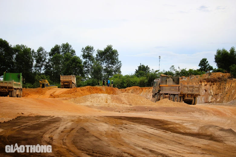 Nh&agrave; thầu đồng loạt s&aacute;ng đ&egrave;n đua tiến độ cao tốc Vạn Ninh - Cam Lộ- Ảnh 2.
