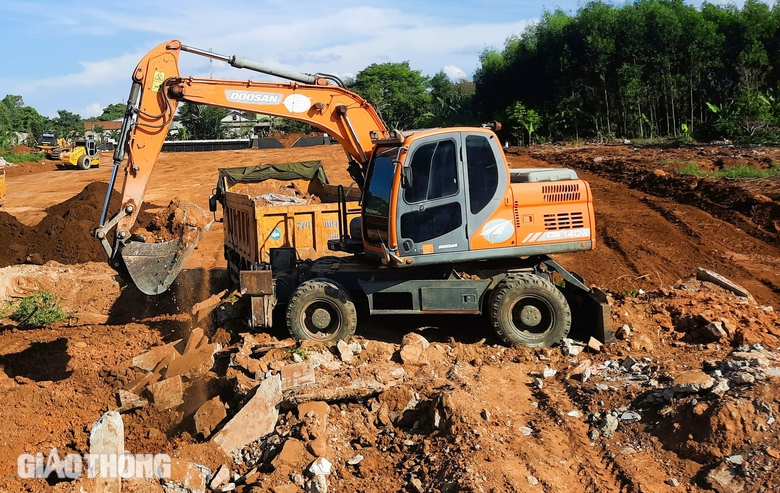 Nh&agrave; thầu đồng loạt s&aacute;ng đ&egrave;n đua tiến độ cao tốc Vạn Ninh - Cam Lộ- Ảnh 4.