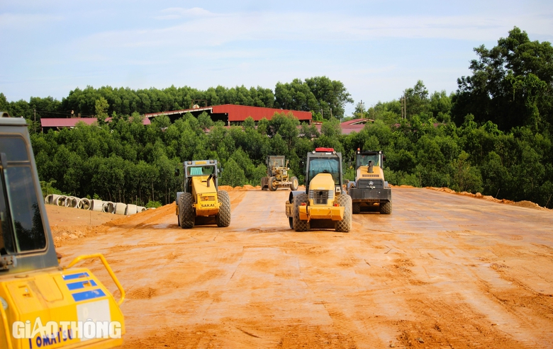 Nh&agrave; thầu đồng loạt s&aacute;ng đ&egrave;n đua tiến độ cao tốc Vạn Ninh - Cam Lộ- Ảnh 5.
