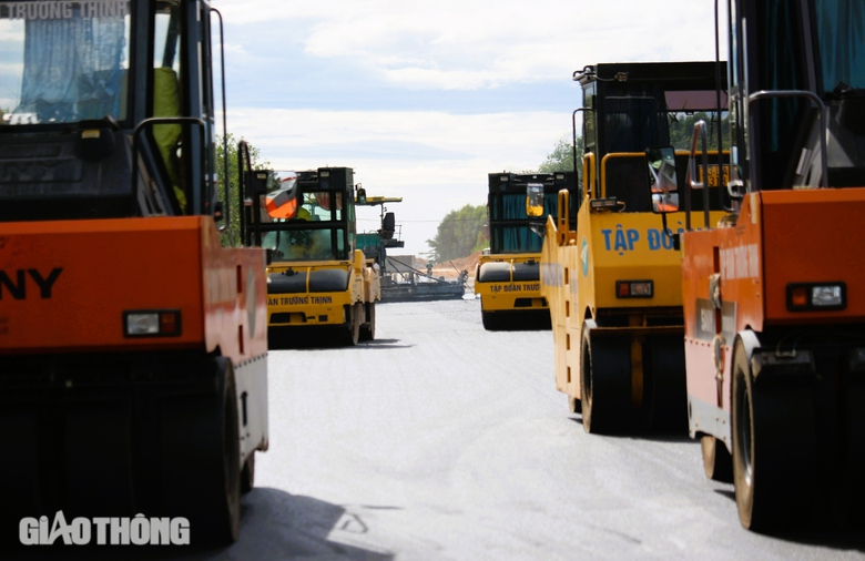 Nh&agrave; thầu đồng loạt s&aacute;ng đ&egrave;n đua tiến độ cao tốc Vạn Ninh - Cam Lộ- Ảnh 8.