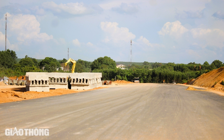 Nh&agrave; thầu đồng loạt s&aacute;ng đ&egrave;n đua tiến độ cao tốc Vạn Ninh - Cam Lộ- Ảnh 12.
