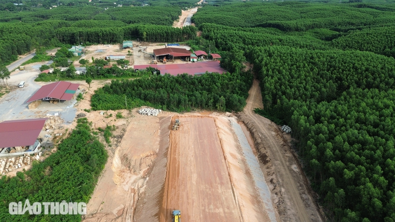 Nh&agrave; thầu đồng loạt s&aacute;ng đ&egrave;n đua tiến độ cao tốc Vạn Ninh - Cam Lộ- Ảnh 13.