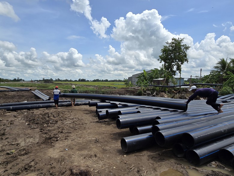 Ng&agrave;y đ&ecirc;m đưa c&aacute;t về c&ocirc;ng trường cao tốc trục ngang qua Cần Thơ- Ảnh 2.