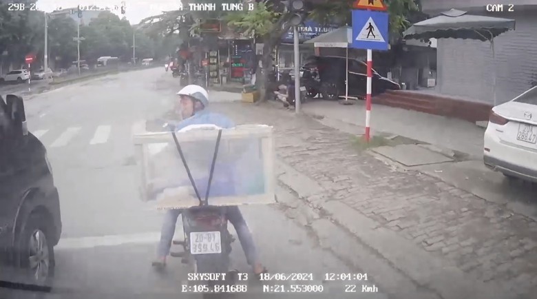 Xe kh&aacute;ch ch&egrave;n &eacute;p nhau tr&ecirc;n đường, người d&acirc;n hốt hoảng leo vỉa h&egrave; để tr&aacute;nh- Ảnh 2.