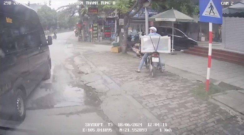 Xe kh&aacute;ch ch&egrave;n &eacute;p nhau tr&ecirc;n đường, người d&acirc;n hốt hoảng leo vỉa h&egrave; để tr&aacute;nh- Ảnh 3.